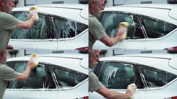 一位退休男子手洗汽车的后视图