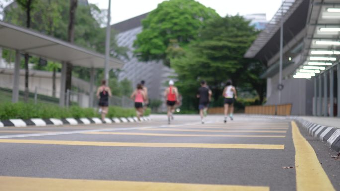 中国亚运运动员在起跑线上疾跑