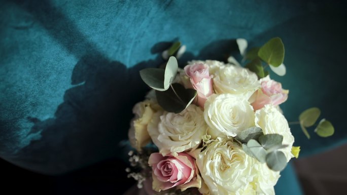 沙发椅上的婚礼花束插花