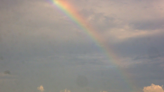 雨后天空中的彩虹。