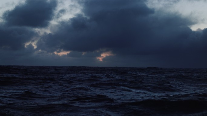 帆船上黑色海景的波浪