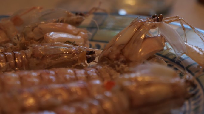 螳螂虾，虾蛄。盘子里放着熟的螳螂虾。地中海食物。典型的意大利食物，清蒸甲壳类动物，海鲜。