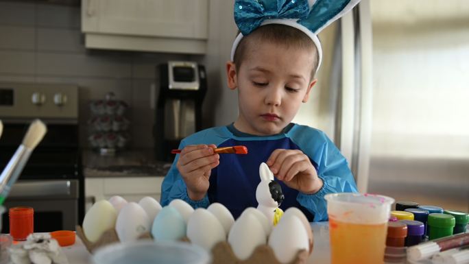 孩子们在家的厨房里装饰复活节彩蛋