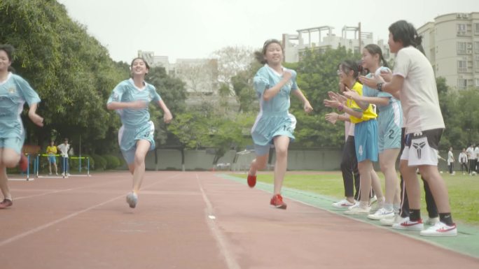 校运会女生田径比赛跑步啦啦队喊加油奔跑
