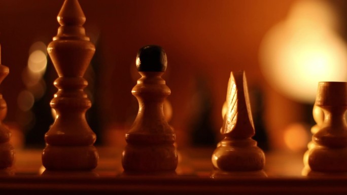 棋盘上的白色棋子国际象棋