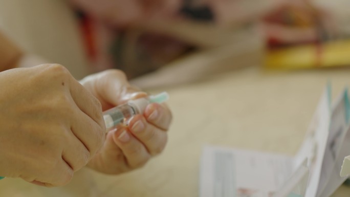 亚洲女性使用预充式笔式注射器注射FSH