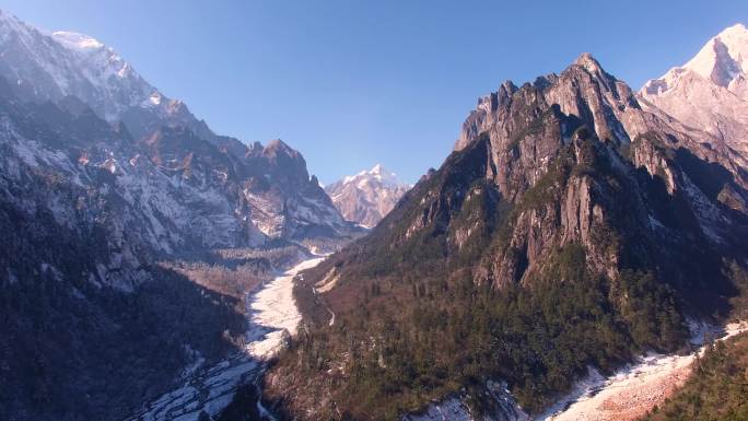 四川甘孜州燕子沟红石滩峡谷雪山航拍素材