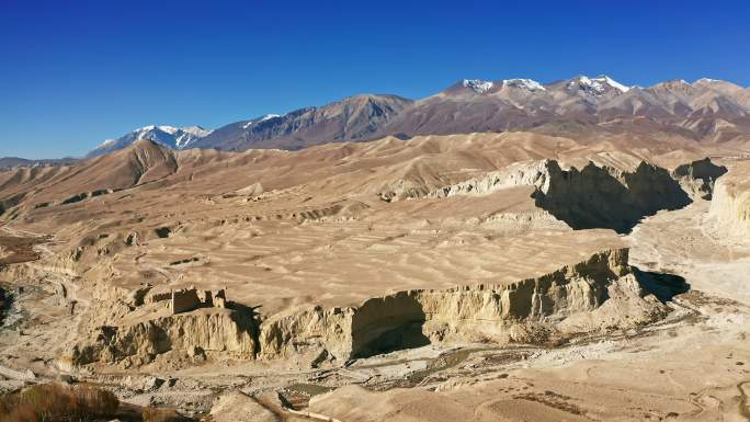 喜马拉雅山下的高原和晴朗的蓝天