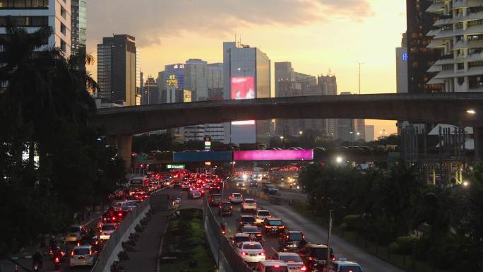 日落时分雅加达市中心繁忙的城市景象，交通繁忙