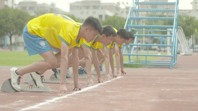 校运会学生跑步比赛起跑流汗田径跑步冲刺跑