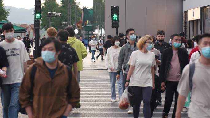 杭州人流过马路人行道