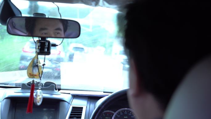开车时镜子里的男人