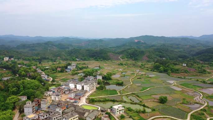 航拍农村和田地