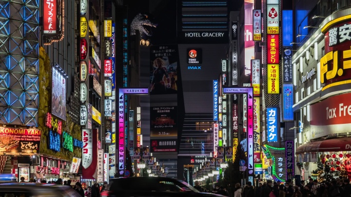 日本东京市，夜间新宿4K时间的流逝，人群不明，行人走在与汽车交通交叉的街道上。日本文化与购物霓虹街概