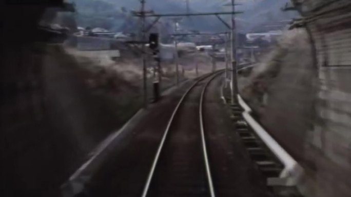 **80年代火车过铁路铁轨轨道口