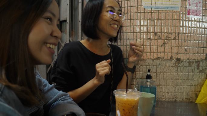 亚洲人在小酒馆吃面包蘸泰式奶油冻