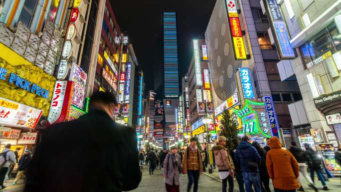 在日本东京市的街道上行走着一群不明身份的人，新宿在夜间的4K时间流逝。日本文化与购物霓虹街概念