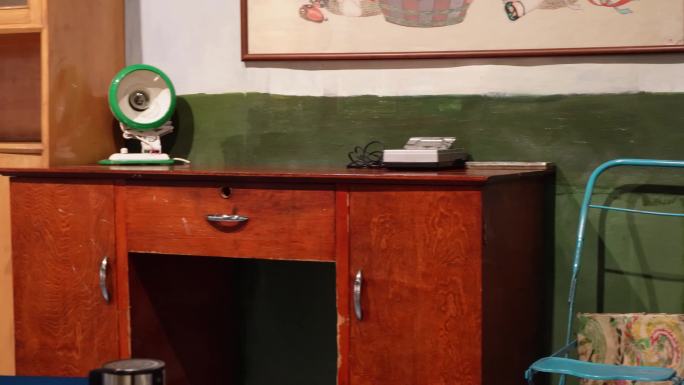 八十年代家庭写字台书柜婴儿车 (6)