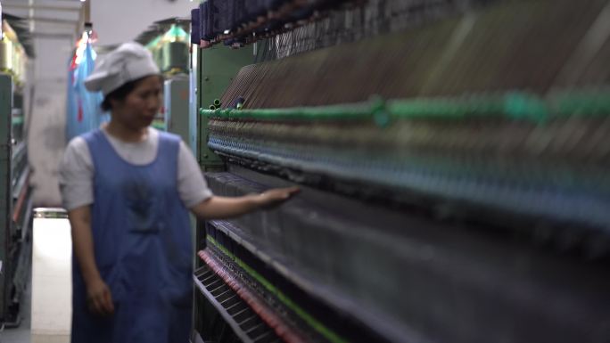 传统纺织产业生产车间女工人纺丝毛纺棉纺