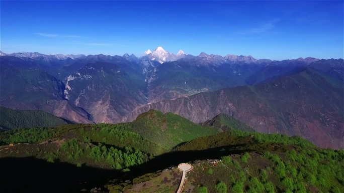 四川木里县玛娜茶金垭口亚丁三雪山观景台