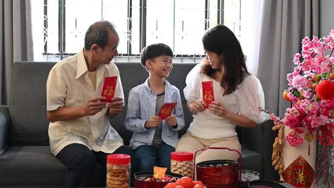三代幸福微笑的亚洲大家庭共同庆祝中国新年