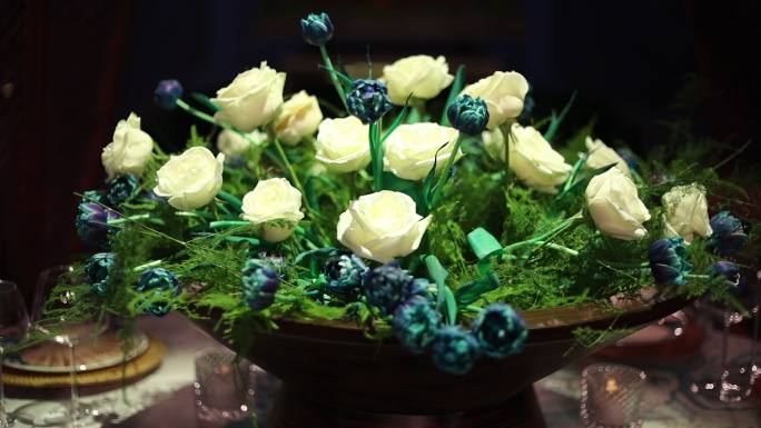 慢镜头白花，白玫瑰，白花束，花店大束鲜白玫瑰的特写镜头，婚礼花，婚礼装饰中的白玫瑰
