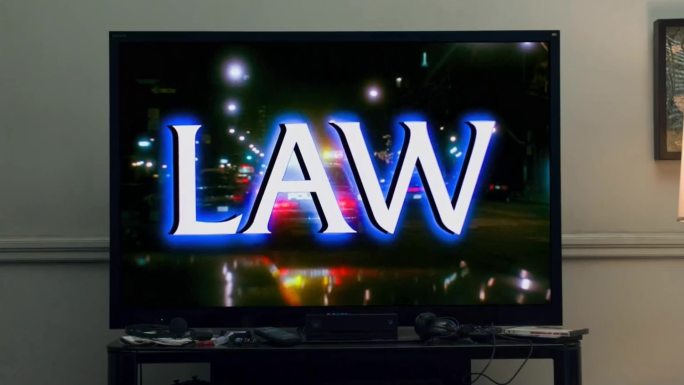 电视屏幕显示出法律英文视频
