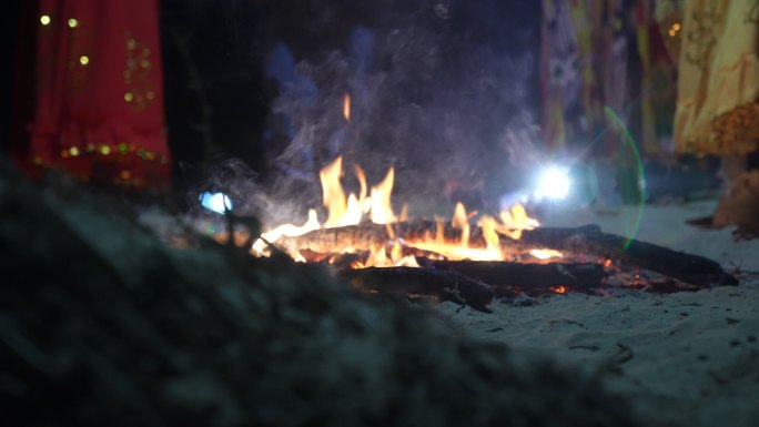 夜景氛围篝火新疆舞蹈火苗新疆舞