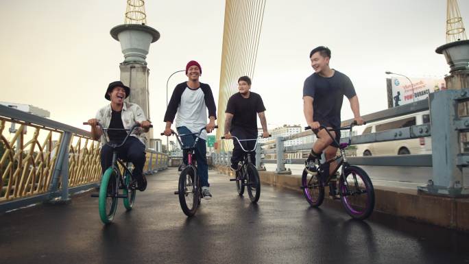 青少年BMX车手在曼谷市骑自行车。