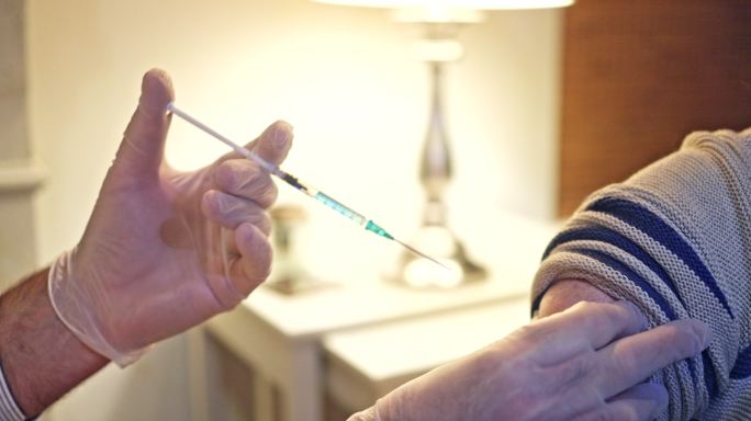 接种疫苗的医生打针手臂注射器