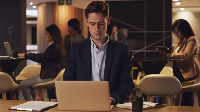 一名年轻商人在会议休息室使用笔记本电脑的4k视频片段