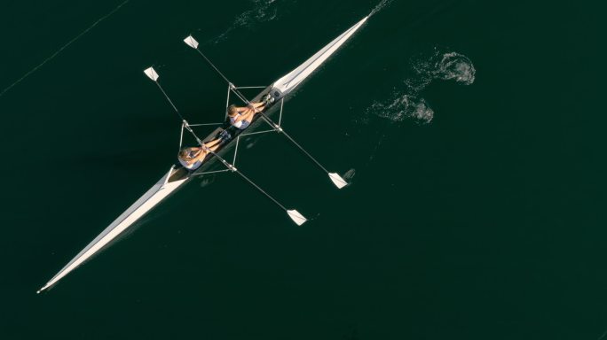 空中跟踪两名运动员双桨划过湖面