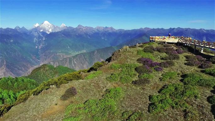 四川木里县玛娜茶金垭口亚丁三雪山观景台