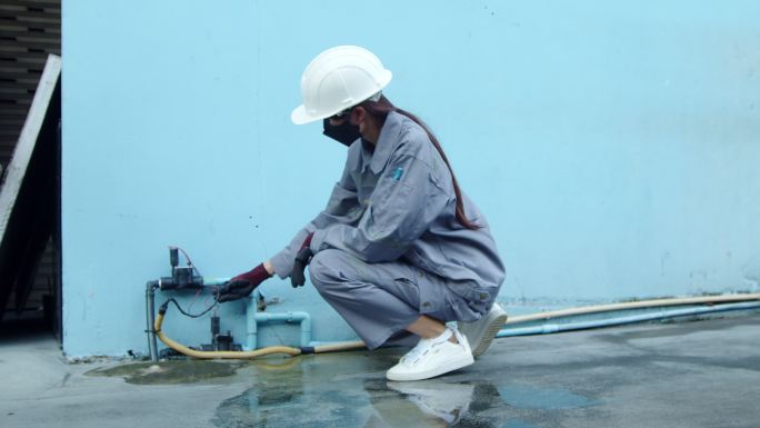 亚洲女技师检查员检查水泵管道电力电缆线路。工程师女性风险