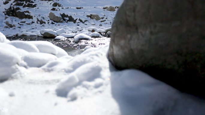 新疆乌鲁木齐 山间小溪 雪山河流 户外