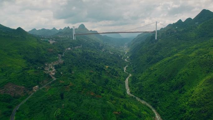 中国贵州峡谷巴陵河大桥鸟瞰图。