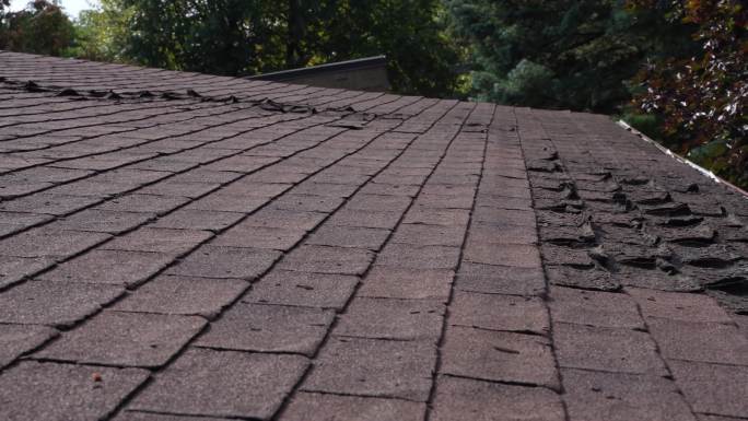 风化和损坏的屋顶房顶维修