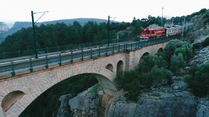 土耳其阿达纳大型德国铁路高架桥上的列车-4K无人机视频