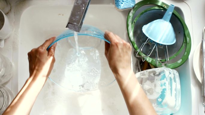 洗盘子水龙头清晰玻璃碗