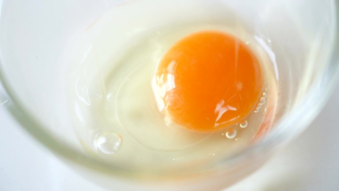 斯洛莫打鸡蛋。做饭蛋液