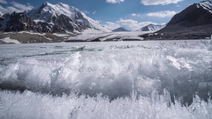 帕米尔山脉冰川湖上冰晶融化的时间点