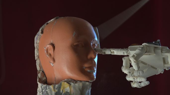 机器人形状的人形机器人手和胸像雕塑4K视频