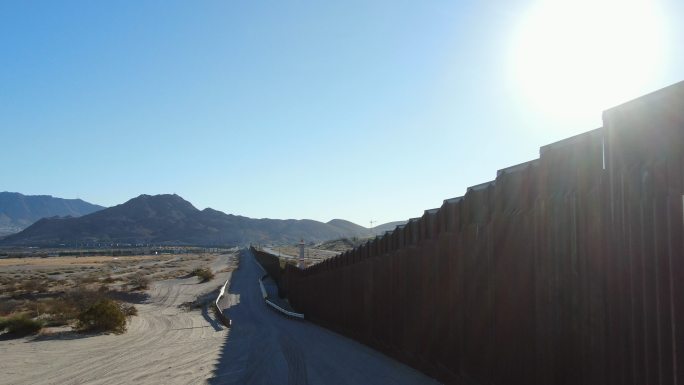 墨西哥和美国之间国际边界墙的无人机视图