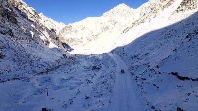 汽车行驶 雪山公路 白雪皑皑 自驾游