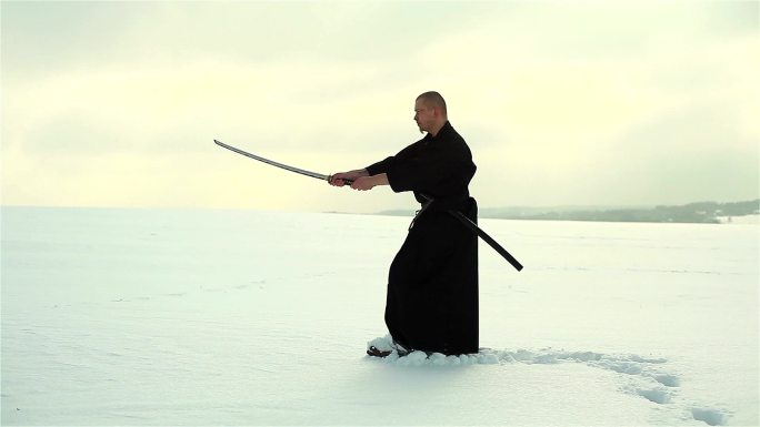 手持剑的武士日本武士雪中练武