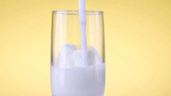 奶倒入玻璃杯中