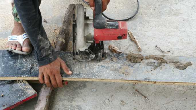 用圆锯机切割木材切木板