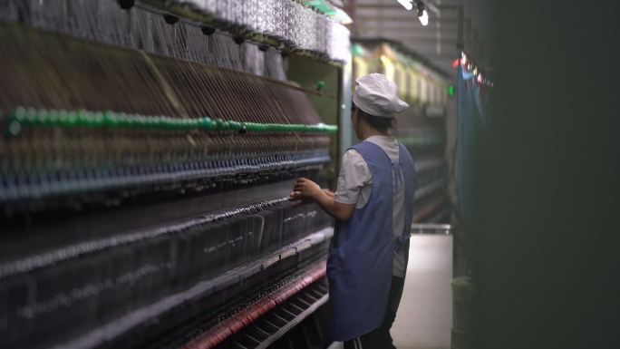 传统纺织产业生产车间毛纺棉纺丝线纺丝女工
