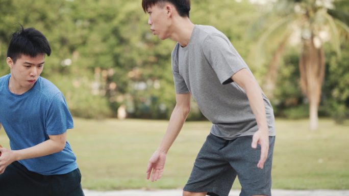 中国亚裔少年周末早上一起打篮球