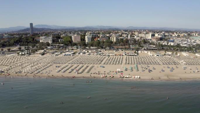 意大利里米尼海滩，许多人在这里鸟瞰夏日